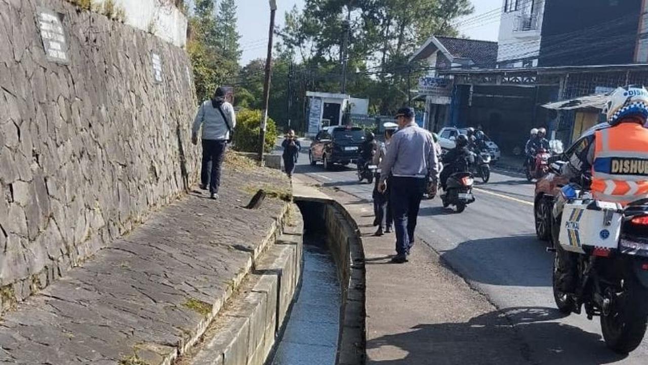 Polres Cianjur Pasang Water Barrier di Jalan Pasekon-Cipanas, Antisipasi Kecelakaan