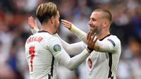 Rekan satu tim Kane, Luke Shaw (kanan) merupakan salah satu bek kiri terbaik di dunia saat ini. Tampil dengan mencetak dua assit ketika laga perempat final Inggris melawan Ukraina, Ia dinobatkan sebagai salah satu pemain terbaik Inggris saat itu juga. (Foto: AFP/Pool/Justin Tallis)