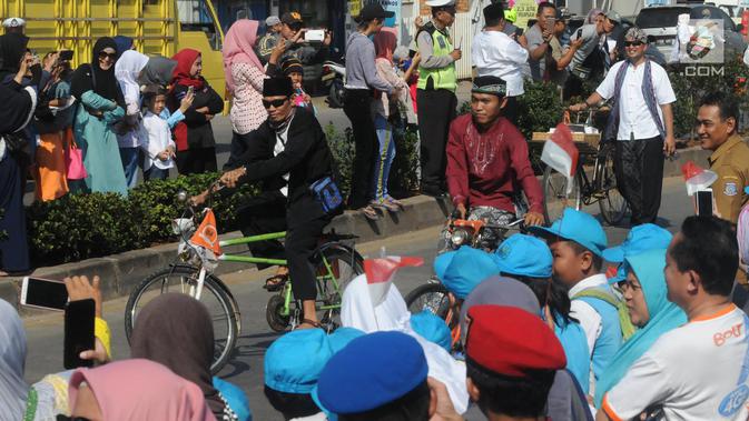 Pawai sepeda meramaikan Musabaqah Tilawatil Quran (MTQ) ke-9 tingkat Kota Tangerang Selatan (Tangsel), Banten, Senin (17/9). Setiap kontingen kecamatan membawa rombongan sedikitnya seribu orang untuk ikut pawai. (Merdeka.com/Arie Basuki)