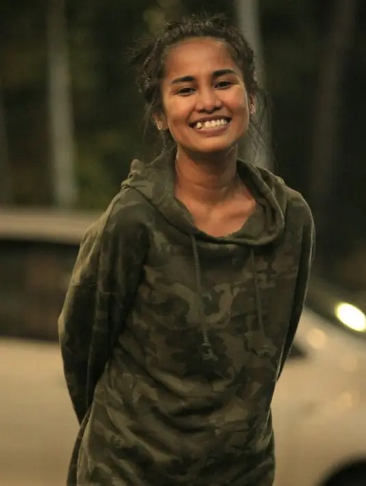 Video yang diunggah Chika Waode di akun Insta Storynya itu terlihat ia dan Lia sedang menunjukan kegiatan yang sedang dilakukannya. Dan tiba-tiba Lia Waode teriak , "Demi Allah barusan ada pocong!". (Instagram/cqawaode)