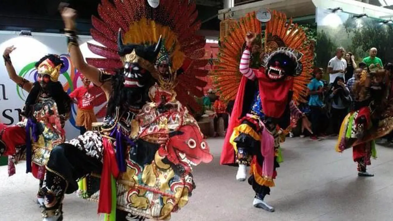 Banyak Selfie dan Suka Memotret Atraksi Budaya Indonesia
