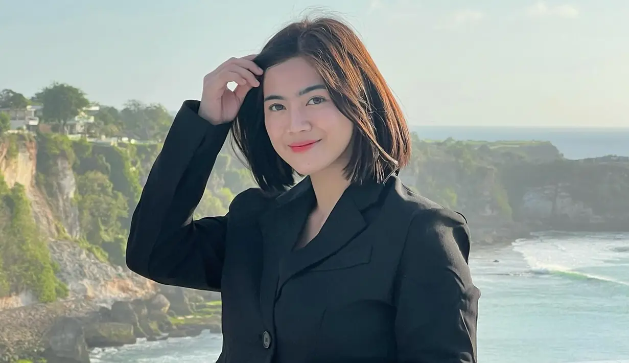 Kecantikan natural Felicya juga menjadi sorotan. Dalam mode kerja sekalipun, ia tampil dengan makeup minimalis yang justru menonjolkan keanggunannya. Gaya busana yang simpel namun elegan semakin menambah kesan profesional dan inspiratif. (Liputan6.com/IG/@felicyangelista_)