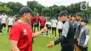 <p>Ketua Umum PSSI Mochamad Iriawan (kiri) bersama pelatih Shin Tae-yong usai pemain Timnas Indonesia U-20 latihan untuk Piala Asia U-20 2023 di Lapangan A, Kompleks Stadion Utama Gelora Bung Karno (SUGBK), Jakarta, Rabu (15/02/2023). Mochamad Iriawan berpamitan dengan pemain Timnas Indonesia U-20 dan pelatih Shin Tae-yong. (Liputan6.com/Herman Zakharia)</p>