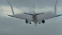 Sebuah rekaman video menangkap gumpalan 'asap putih' dari badan pesawat yang akan mendarat di bandara Birmingham, London.