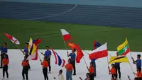 Bendera Indonesia yang dipasang terbalik pada rangkaian acara pembukaan SEA Games 2023 di Stadio Morodok Techo, Phnom Penh, Kamboja, Jumat (5/5/2023) petang WIB. (Bola.com/Abdul Aziz)