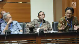 Mantan pimpinan KPK, Chandra M Hamzah (kanan) memberikan keterangan pers di Gedung KPK, Jakarta, Jumat (7/7). Para mantan pimpinan KPK memberikan dukungan terhadap upaya KPK menyelidiki kasus dugaan korupsi E-KTP. (Liputan6.com/Helmi Afandi)