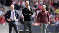 Pelatih Manchester City Pep Guardiola (tengah) menyaksikan anak asuhnya menghadapi Southampton pada laga Liga Inggris di St Mary's Stadium, Minggu (13/5/2018). (AP Photo/Frank Augstein)