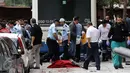 Petugas mengevakuasi korban tewas akibat sebuah bus menabrak halte yang penuh penumpang di distrik Dikimevi, Ankara, Turki, Kamis (1/10/2015). 12 orang tewas akibat bus kehilangan kendali karena mengalami rem blong. (AFP PHOTO/ADEM ALTAN)