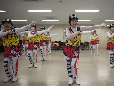 Sejumlah wanita lanjut usia yang tergabung dalam anggota cheerleaders Cheer Mommy berlatih di ruang latihan di Samcheok, Korsel (3/3). Dengan penuh semangat sekumpulan wanita lanjut usia mempraktekan gerakan layaknya seorang pemandu sorak. (AFP/Ed Jones)