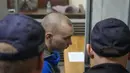 <p>Tentara Rusia, Sersan Vadim Shishimarin (21) pergi untuk istirahat setelah menjalani sidang pengadilan di Kiev, Ukraina, Rabu (18/5/2022). Tentara Rusia diadili di Ukraina atas pembunuhan seorang warga sipil tak bersenjata dalam kasus kejahatan perang pertama yang diajukan Kiev ke pengadilan sejak berlangsung invasi Rusia tiga bulan lalu. (AP Photo/Efrem Lukatsky)</p>