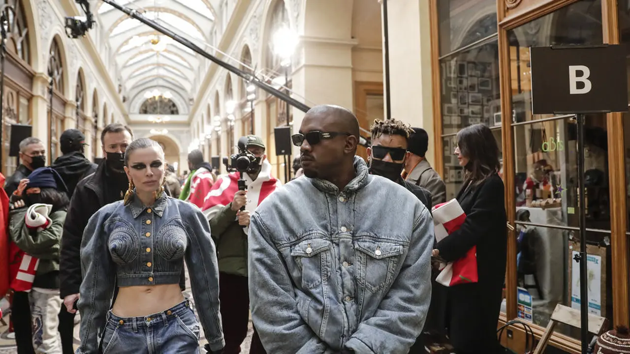 Kanye West alias Ye bersama Julia Fox dalam fashion show musim dingin 22/23 Kenzo. (AP Photo/Lewis Joly)