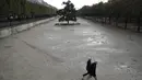 Orang-orang berjalan di taman Tuileries yang kosong di Paris (14/10/2020). Presiden Prancis Emmanuel Macron memberikan wawancara televisi nasional Rabu malam untuk berbicara tentang virus, yang pertama dalam beberapa bulan. (AP Photo/Lewis Joly)