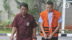Tersangka suap penanganan perkara di PN Jakarta Barat Sendy Pericho tiba untuk pemeriksaan di Gedung KPK, Jakarta, Jumat (15/11/2019). Sendy Perico diperiksa untuk pengembangan kasus dugaan suap pengurusan perkara penipuan investasi yang sedang diproses di PN Jakarta Barat. (merdeka.com/Dwi Narwoko)