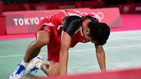 Tunggal putra Indonesia Anthony Sinisuka Ginting saat menghadapi Chen Long dari China dalam pertandingan semifinal badminton Olimpiade Tokyo 2020 di Musashino Forest Sports Plaza, Tokyo, Jepang, Minggu, 1 Agustus 2021. (Pedro PARDO / AFP)