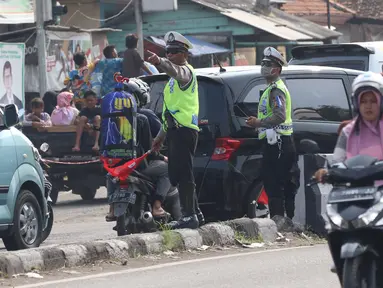 Sejumlah aparat kepolisian Polres Cirebon Pantura saat mengatur lalu lintas di Pos Palimanan Cirebon, Jawa Barat, Jumat (30/6). (Liputan6.com/Helmi Afandi) 