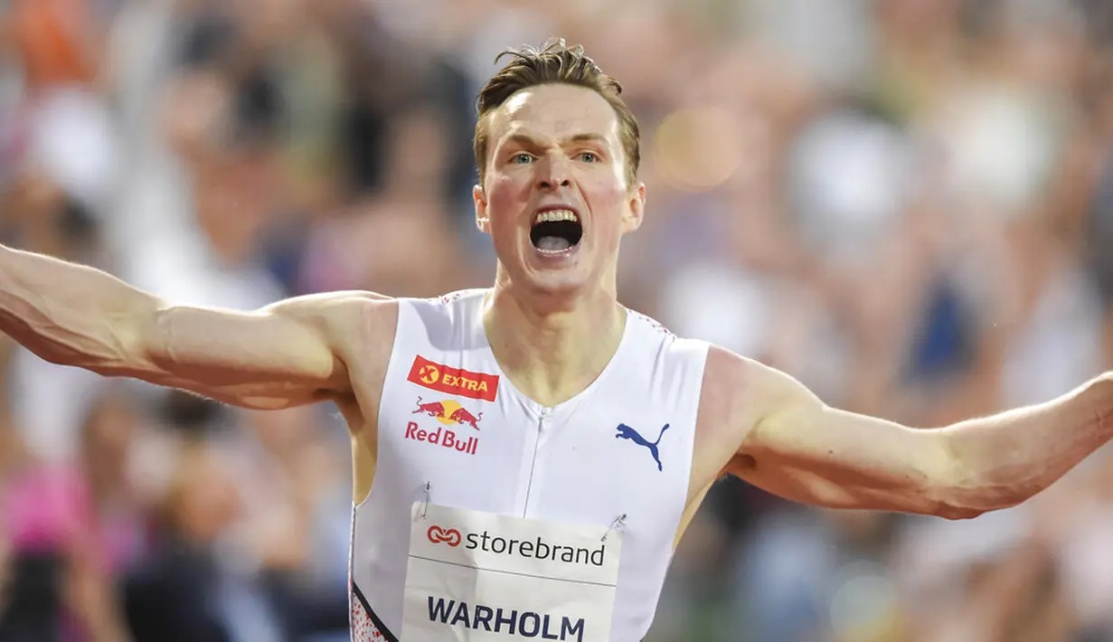 Pelari Norwegia Karsten Warholm melakukan selebrasi usai memenangkan ajang Diamond League di Oslo, Norwegia, Kamis (1/7/2021). Karsten Warholm memecahkan rekor dunia lari gawang 400 meter putra dengan torehan waktu 46,70 detik. (Fredrik Hagen, NTB via AP)