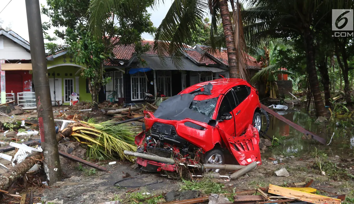 Sebuah mobil mengalami kerusakan setelah bencana tsunami menerjang kawasan Anyer, Banten, Minggu (23/12). Data sementara jumlah korban dari bencana tsunami di Selat Sunda tercatat 168 orang meninggal dunia. (Liputan6.com/Angga Yuniar)