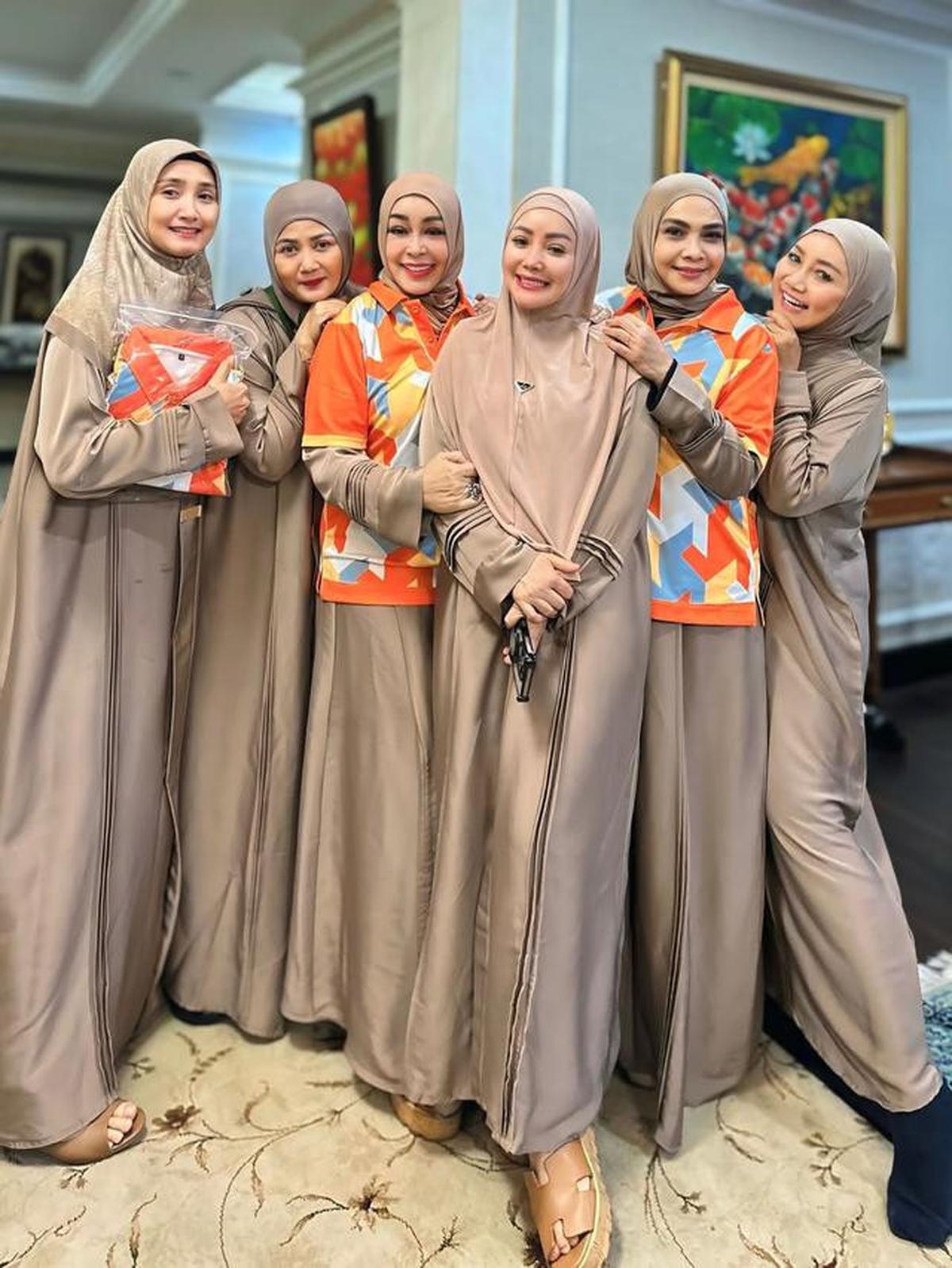6 Potret Rieta Amilia dan Geng Artis Peringati Nisfu Syaban, Kompak Pakai Gamis