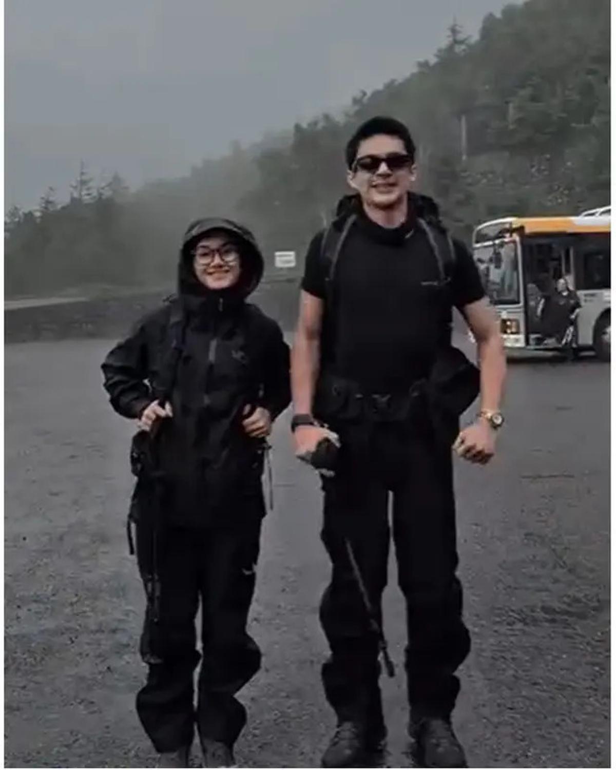 6 Potret Rey Mbayang dan Dinda Hauw Hiking ke Gunung Fuji, Rayakan Anniversary ke-5