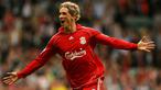 Fernando Torres. Striker Spanyol yang kini berusia 38 tahun dan telah pensiun pada Agustus 2019 bersama Sagan Tosu ini didatangkan Liverpool dari Atletico Madrid pada awal musim 2007/2008 dengan nilai transfer 38 juta euro. Ia langsung tampil tajam di musim pertamanya di Liga Inggris dengan mencetak 24 gol dan 4 assist. Bertahan hingga tengah musim 2010/2011 ia total tampil dalam 141 laga di semua ajang dengan torehan 80 gol dan 20 assist. Saat ini ia menjabat asisten manajer Atletico Madrid U-19 sejak Juli 2021. (AFP/Paul Ellis)