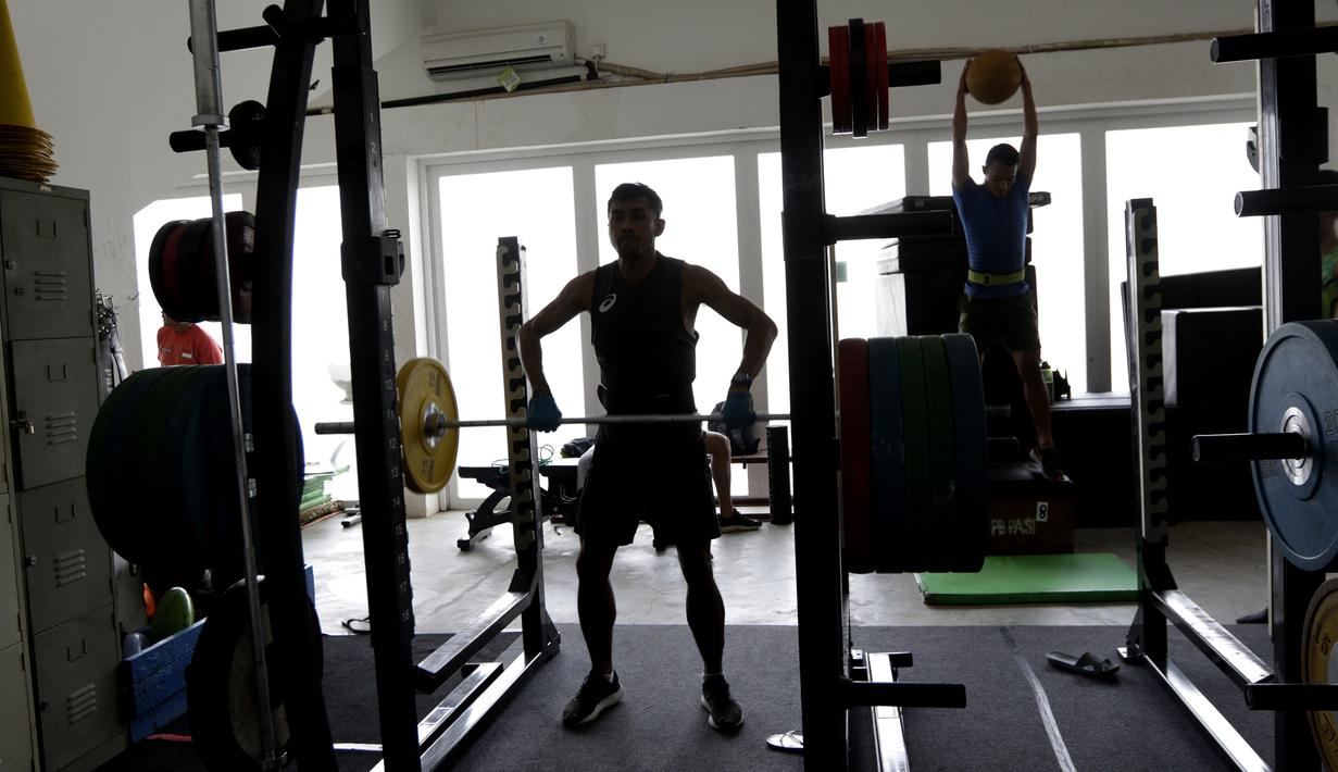Atlet lari gawang 400 meter, Halomoan, melakukan latihan fisik di Stadion Madya, Jakarta, Kamis, (17/9). Latihan tersebut untuk persiapan SEA Games 2019. (Bola.com/M Iqbal Ichsan)