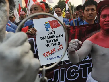  Ratusan pekerja melakukan aksi di depan Istana Merdeka, Jakarta, Rabu (8/7/2015). Mereka menuntut presiden untuk menolak perpanjangan konsesi serta menuntut nasionalisasi aset PT. JICT (Liputan6.com/Faizal Fanani)