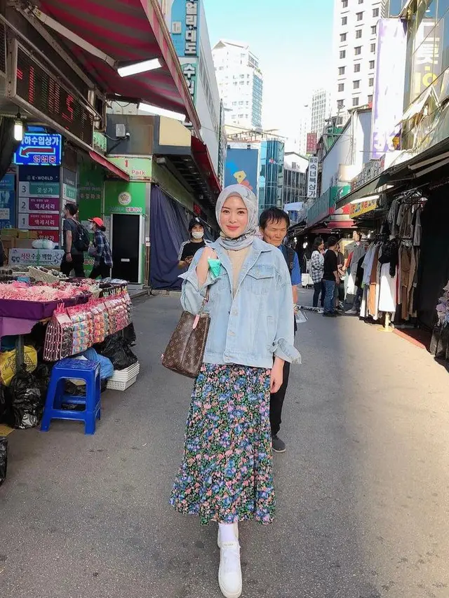 11 Inspirasi Padu Padan Jaket Jeans untuk Hijabers, dari Kesha Ratuliu-Nissa Sabyan