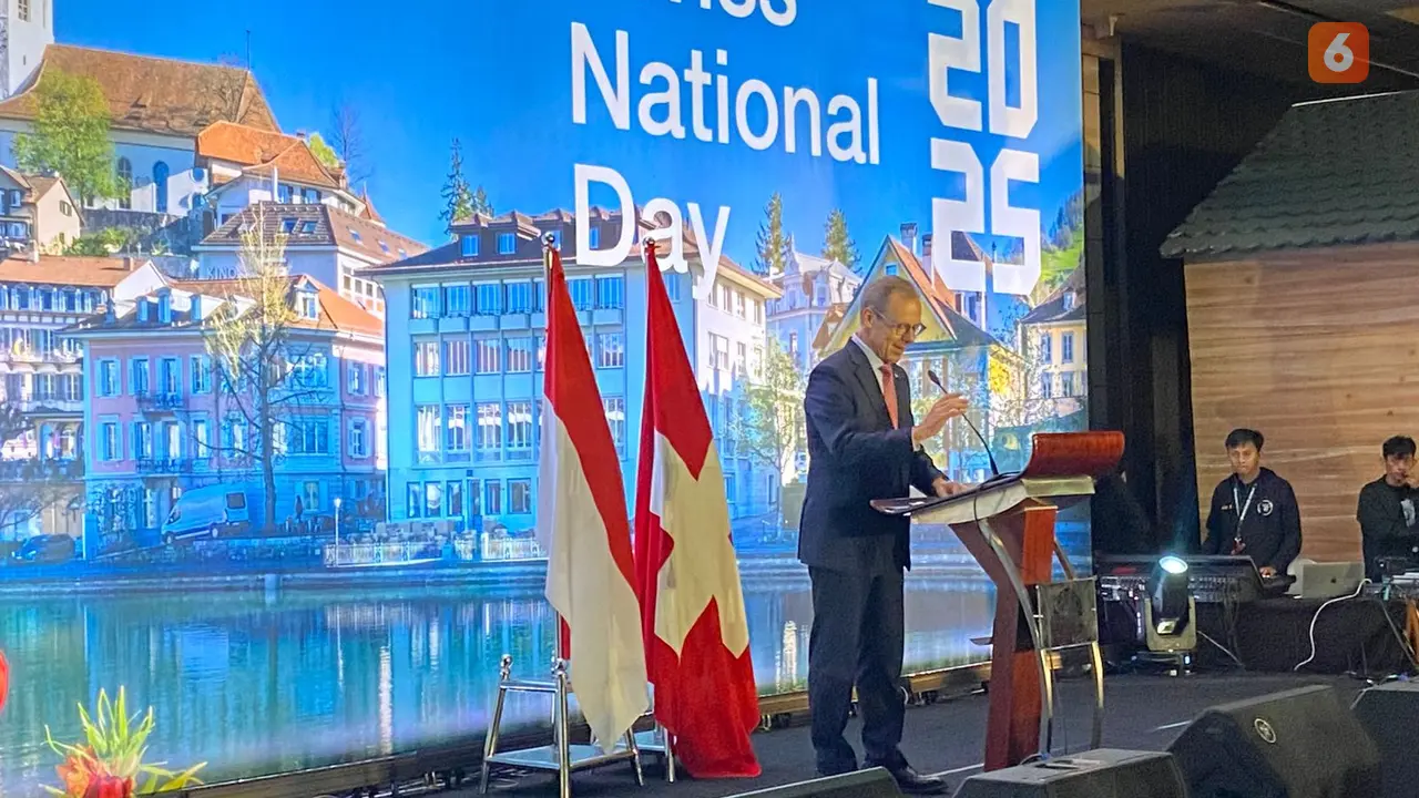 Duta Besar Swiss untuk Indonesia Olivier Zehnder menyampaikan pidatonya dalam acara Swiss National Day 2025 pada Jumat (1/8/2025) malam di Ayana Midplaza Hotel (Dok. Liputan6.com/Teddy Tri Setio Berty).