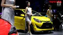 Sejumlah SPG berpose di samping mobil yang di pamerkan di ajang Gaikindo Indonesia International Auto Show (GIIAS) 2017 di Indonesia Convention and Exhibition (ICE), Kawasan BSD City, Tangerang Selatan. Kamis (10/8). (Liputan6.com/Angga Yuniar)