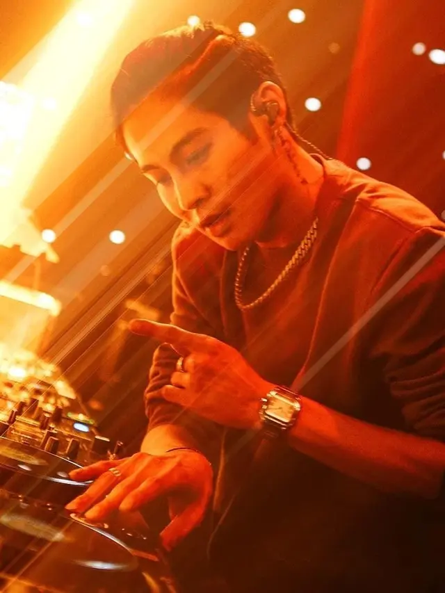 Gaya Fashion DJ Panda saat Manggung