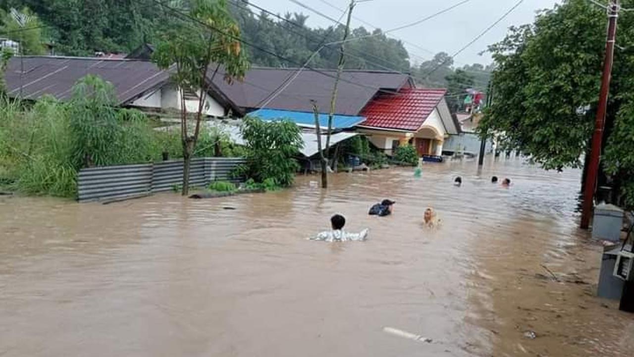 Hujan deras yang mengguyur Kota Manado sejak Kamis (26/1/2023) tengah malam, membuat banjir menggenangi hampir semua wilayah di Manado.