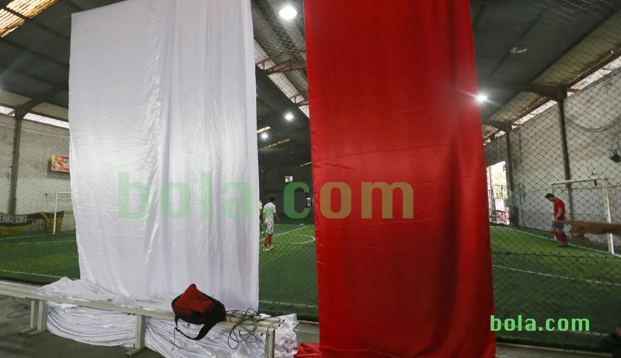 Bendera Merah-Putih raksasa di Kawasan Industri, Jatake, Tangerang, Sabtu (31/10/2015). Selain ingin mencatat rekor dunia, tema dasar adalah "One Soul, One Nation Untuk Sepakbola Indonesia".  (Bola.com / Nicklas Hanoatubun).