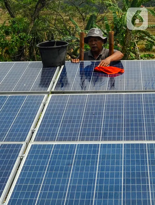 Studi dari Institute for Essential Services Reform (IESR) pun menyebutkan, energi surya jadi tulang punggung sistem energi nol emisi pada 2050. (merdeka.com/Arie Basuki)