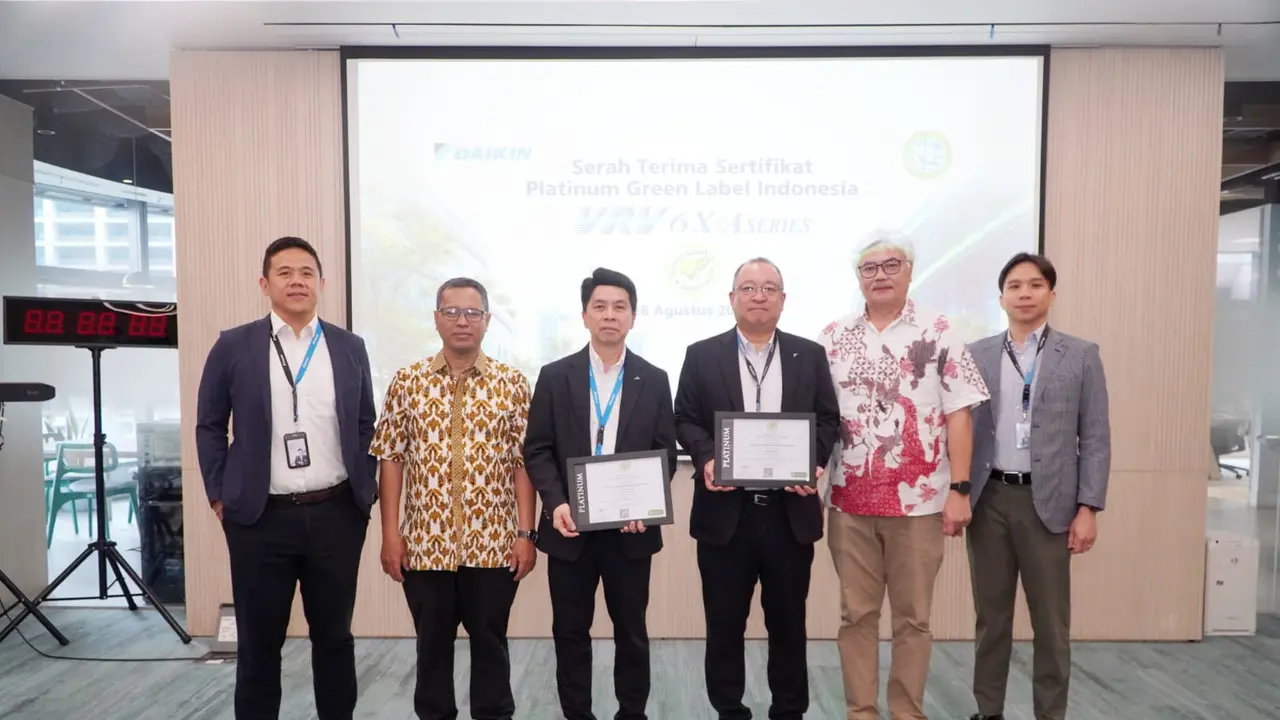 PT Daikin Airconditioning Indonesia menerima sertifikat Green Label Indonesia untuk seri solusi tata udara bangunan komersial VRV 6X dan VRV 6A. Penyerahan sertifikat dihadiri jajaran Daikin dan Green Product Council Indonesia (GPCI). (Dok Daikin)