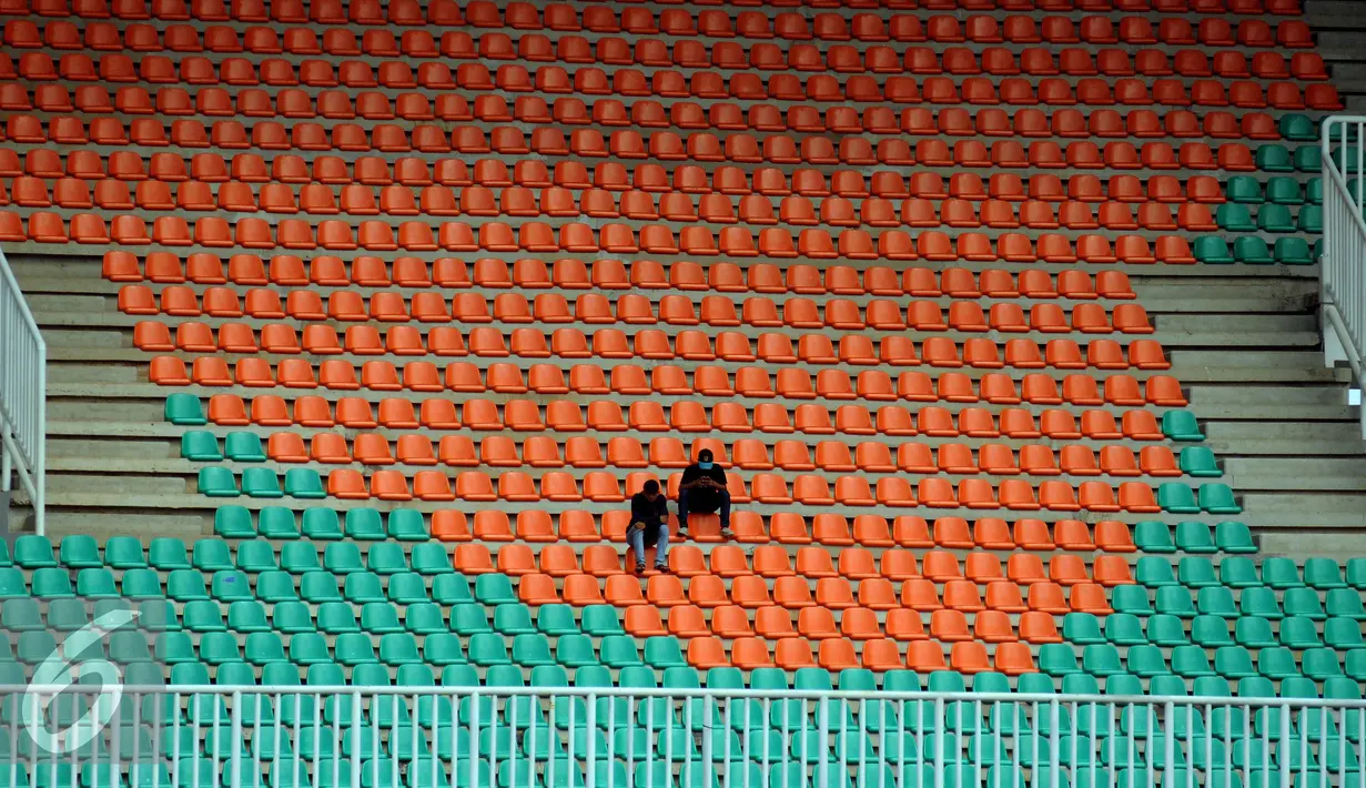 Dua orang duduk diantara deretan bangku penonton di Stadion Pakansari, Kabupaten Bogor, Selasa (9/8). Berstandar internasional, stadion ini berkapasitas 31.000 kursi penonton. (Liputan6.com/Helmi Fithriansyah)