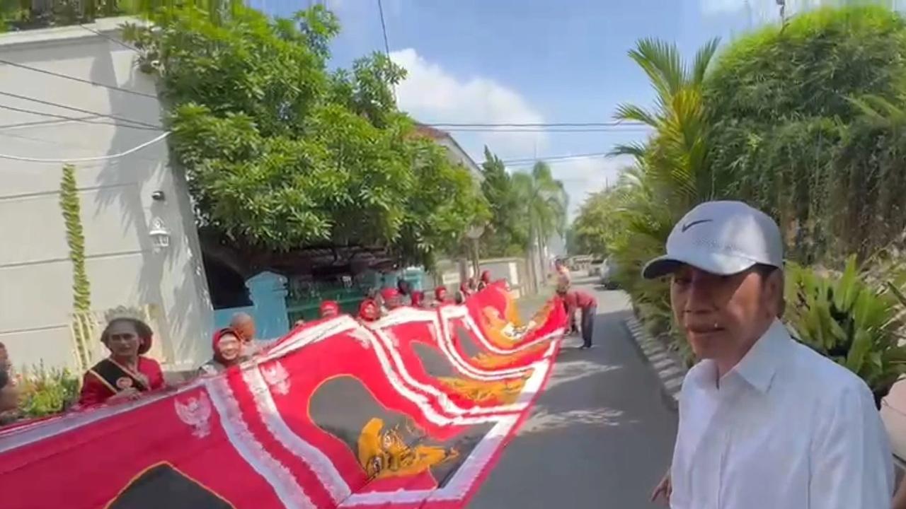 Jokowi Terima Kejutan Spesial dari Ibu-Ibu Berkebaya