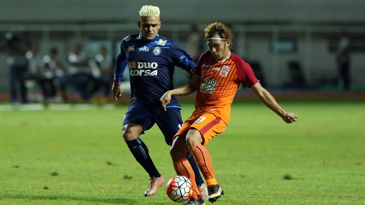 Striker Arema FC, Cristian Gonzales dikawal bek Pusamania Borneo FC, Michael Orah di final Piala Presiden 2017