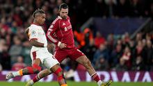 Duel Mario Lemina dan Dominik Szoboszlai dalam laga leg kedua babak 16 besar Liga Champions antara Liverpool vs Galatasaray di Anfield, 19 Maret 2026. (AP Photo/Jon Super)
