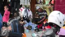 Seorang pemudik terlihat sedang mengaji di sebuah mesjid di kawasan Arjawinangun, Cirebon, Jawa Barat, Rabu (15/7/2015). Banyak pemudik melakukan aktivitas seperti salat, mengaji, tidur dll di mesjid tersebut. (Liputan6.com/Herman Zakharia)