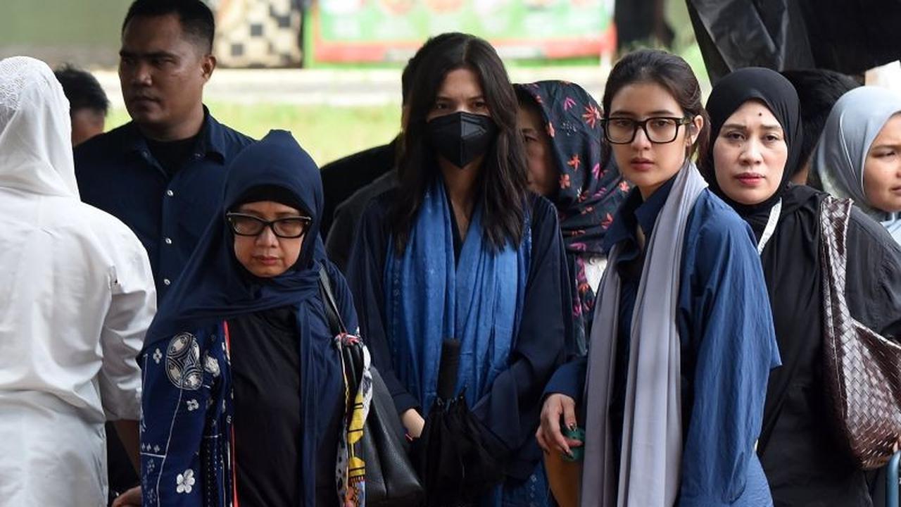 Suasana Haru Selimuti Pemakaman Vidi Aldiano, Sheila Dara Tampak Tegar