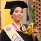 Usia 19 tahun biasanya mahasiswa baru menginjakkan kakinya di kampus. Namun, Maria Clara Yubilea atau biasa disapa Lala, justru sudah menyabet gelar sarjananya dengan predikat Cumlaude dengan IPK 3,76. (Liputan6.com/ Istimewa)