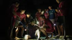 Gambar yang di upload Netflix Indonesia menampilkan adegan tim sepak bola junior dan pelatihnya saat terjebak di Gua Tham Luang Nang Non, Provinsi Chiang Rai, Thailand Utara. Serial Thai Cave Rescue menceritakan tentang misi penyelamatan tim sepak bola junior Wild Boars dan asisten pelatih mereka, Coach Eak yang terjebak di dalam Gua Tham Luang. (Instagram/@netflixid)