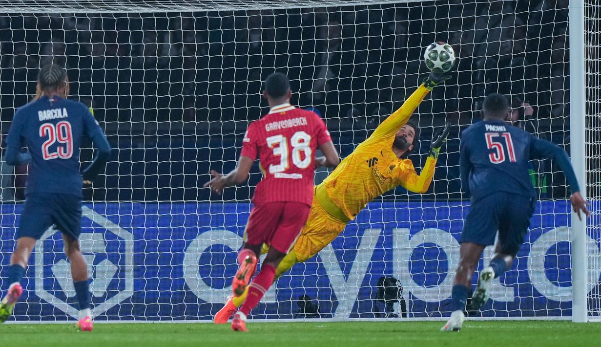 Alisson Becker, kiper Liverpool, baru saja mencatatkan momen bersejarah dalam kariernya saat menghadapi Paris Saint-Germain (PSG) pada leg pertama babak 16 besar Liga Champions. (AP Photo/Aurelien Morissard)