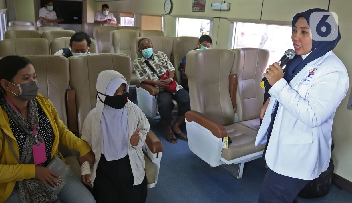 Penumpang KRL mendapatkan sosialisasi pencegahan virus  corona melalui Rail Clinic di stasiun kereta Depok, Jumat (6/3/2020).  PT KAI Daop 1 melakukan kegiatan  sosialisasi mengenai penyebaran virus corona dengan menghadirkan kereta kesehatan Rail Clinic. (Liputan6.com/Herman Zakharia)