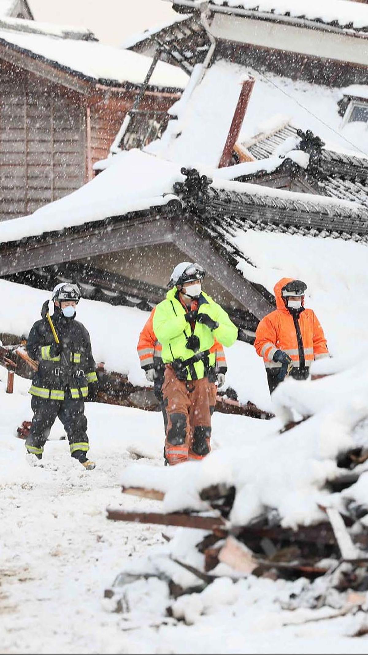 Sebagaimana yang terlihat di Kota Suzu, Prefektur Ishikawa, Jepang, pada 8 Januari 2024, tim SAR gabungan menyisir setiap sudut reruntuhan banguaan untuk mencari korban gempa.&nbsp;STR/JIJI PRESS/AFP