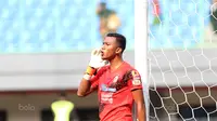 Kiper Sriwijaya FC, Teja Paku Alam saat melawan Bhayangkara FC pada lanjutan Liga 1 2017 di Stadion Patriot Bekasi, Minggu (20/8/2017). Bhayangkara FC menang 2-1. (Bola.com/Nicklas Hanoatubun)