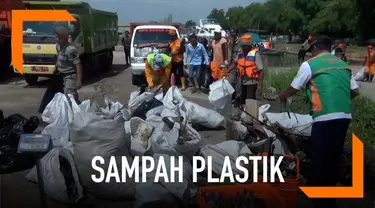 Petugas membersihkan 1,5 ton sampah yang ada di kawasan Marunda, Jakarta. Walaupun sering dibersihkan, sampah terus menumpuk di kawasan tersebut.