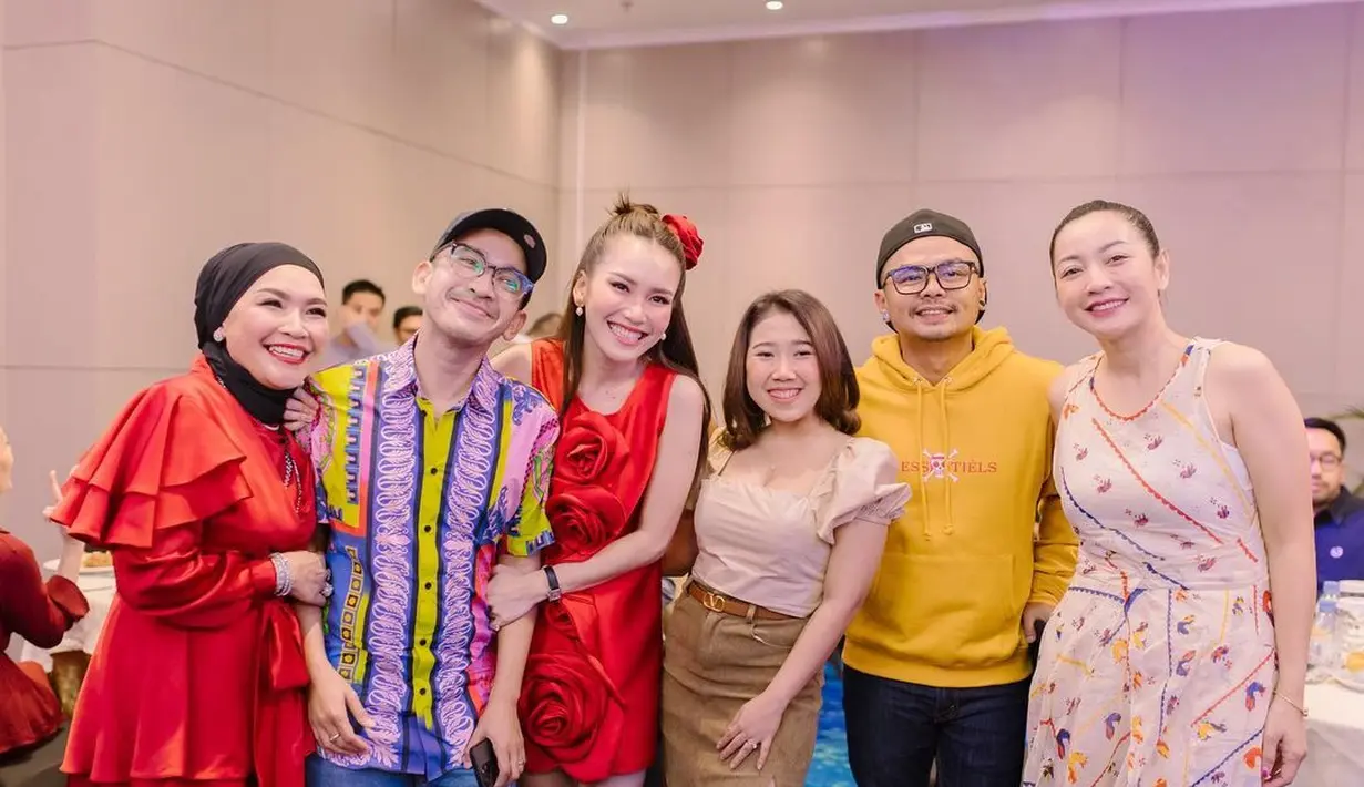 Menurut penuturan sang desainer di Instagram, gaun model sleeveless tersebut merupakan usulan dari sang Bunda dan adiknya, Syifa.