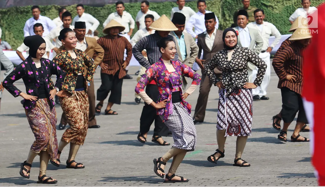 Sejumlah pemain menari saat membawakan teaterikal Jenderal Sudirman dalam resik geladi HUT TNI ke-72 di Cilegon, Banten, Selasa (3/10). (Liputan6.com/Angga Yuniar)