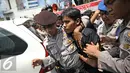 Aparat mengamankan  massa aksi dari Front Pancasila saat berusaha masuk menuju Hotel Aryaduta, Jakarta, Senin (18/4). Mereka menolak Simposium PKI yang bertentangan dengan Pancasila dan UUD 1945. (Liputan6.com/Faizal Fanani)